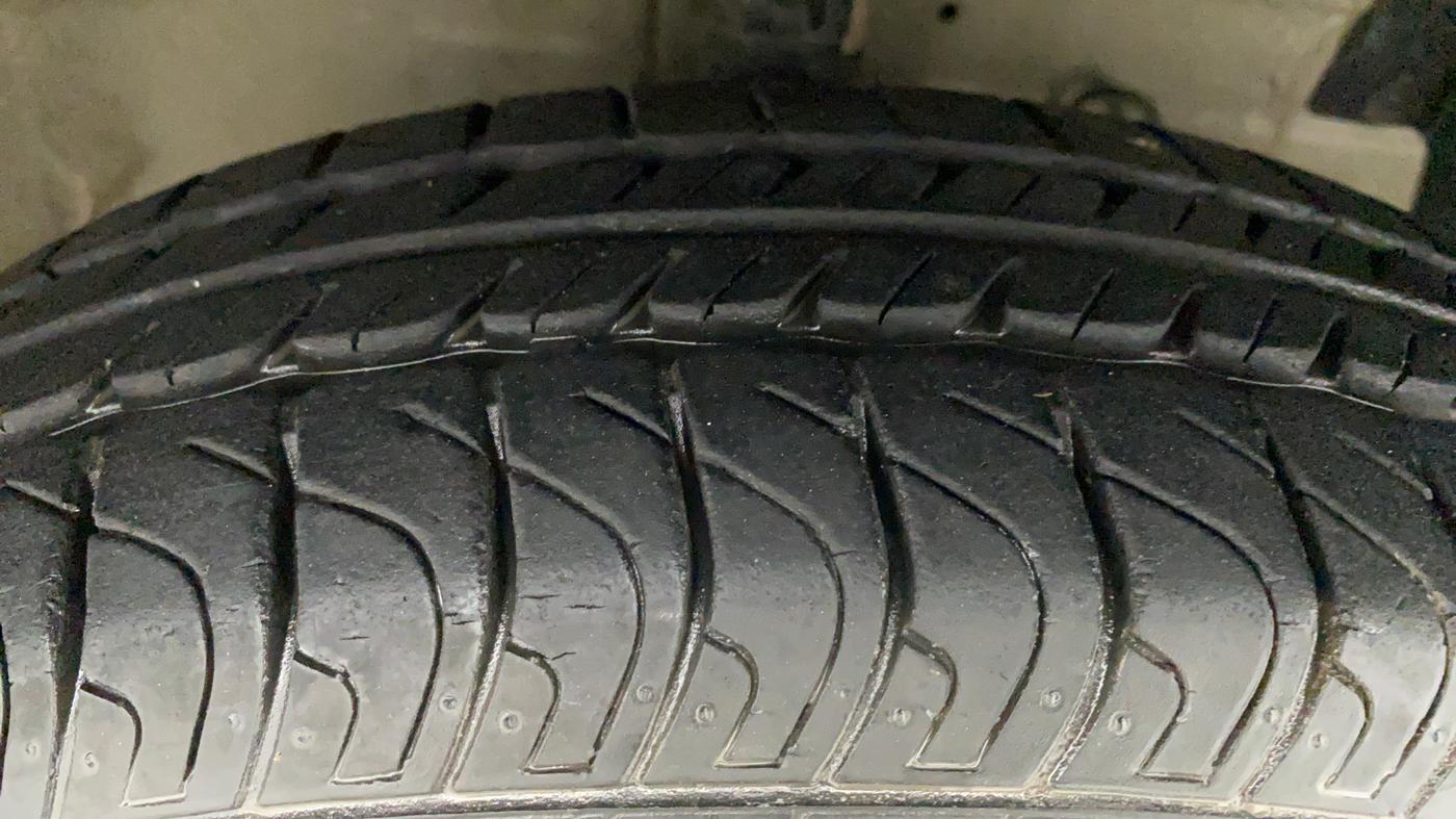 2014 Maruti Swift VXI, Petrol, Manual, 6,331 km, Right Front Tyre Tread