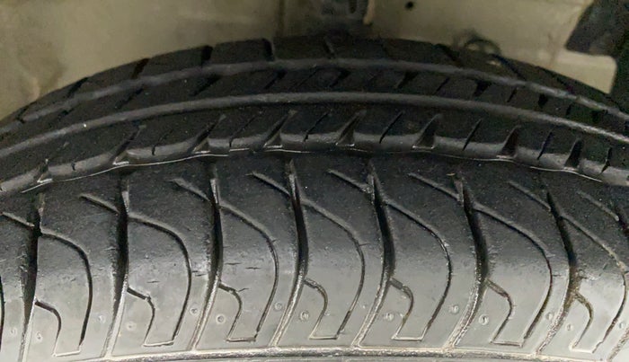 2014 Maruti Swift VXI, Petrol, Manual, 6,331 km, Right Front Tyre Tread