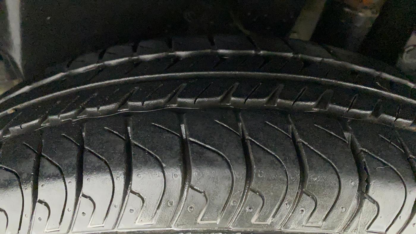 2014 Maruti Swift VXI, Petrol, Manual, 6,331 km, Left Rear Tyre Tread