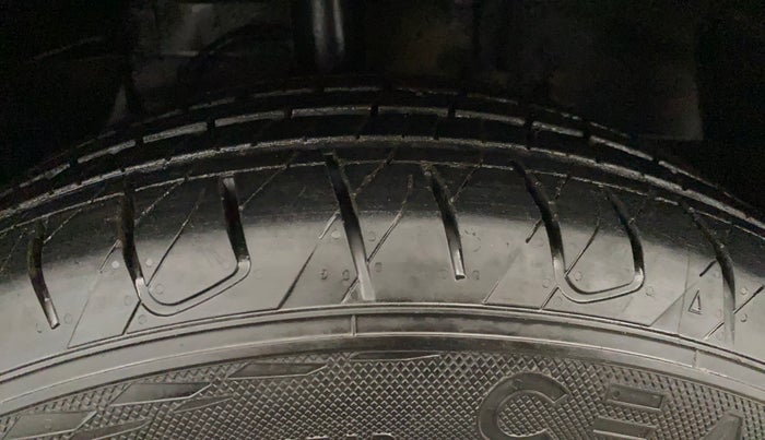 2021 Tata NEXON XZ PLUS (O) PETROL DARK EDITION, Petrol, Manual, 1,22,091 km, Right Front Tyre Tread