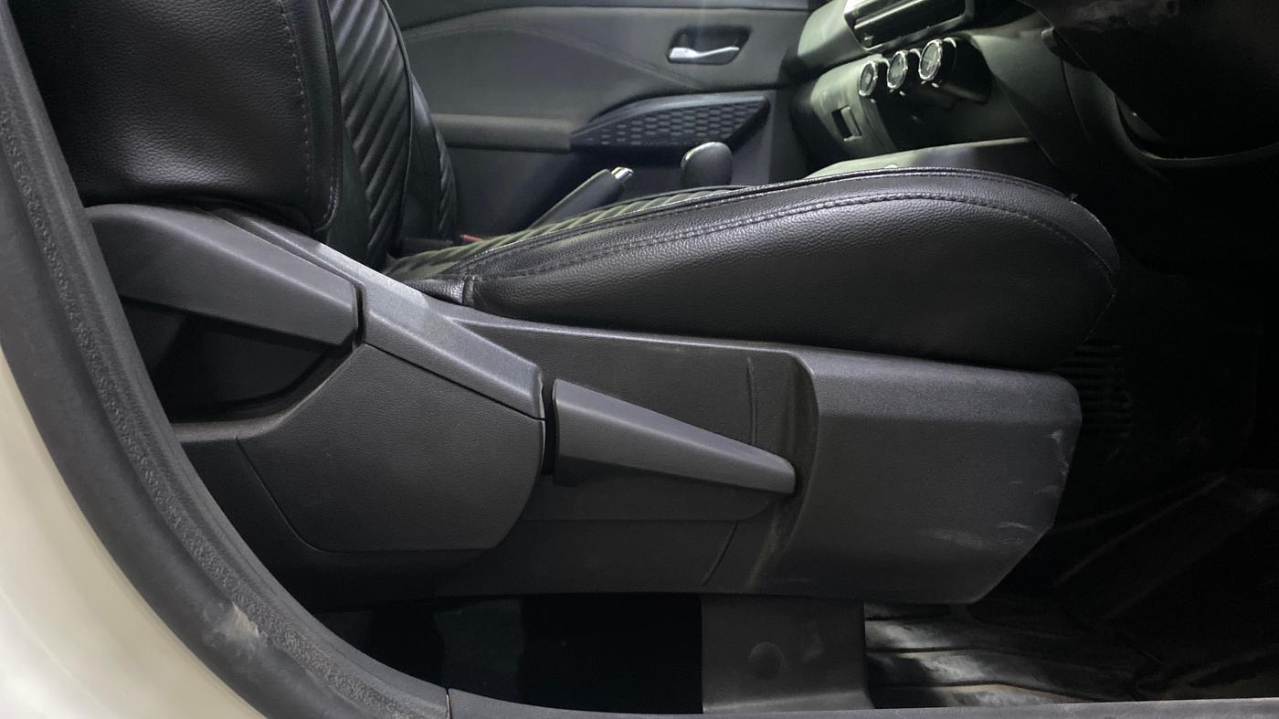 2024 Nissan MAGNITE N-Connecta B4D 1.0 Petrol AMT Dual Tone, Petrol, Automatic, 16,035 km, Driver Side Adjustment Panel