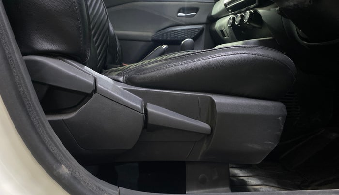 2024 Nissan MAGNITE N-Connecta B4D 1.0 Petrol AMT Dual Tone, Petrol, Automatic, 16,035 km, Driver Side Adjustment Panel