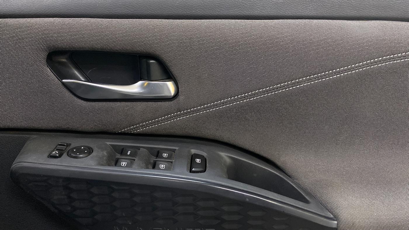 2024 Nissan MAGNITE N-Connecta B4D 1.0 Petrol AMT Dual Tone, Petrol, Automatic, 16,035 km, Driver Side Door Panels Control