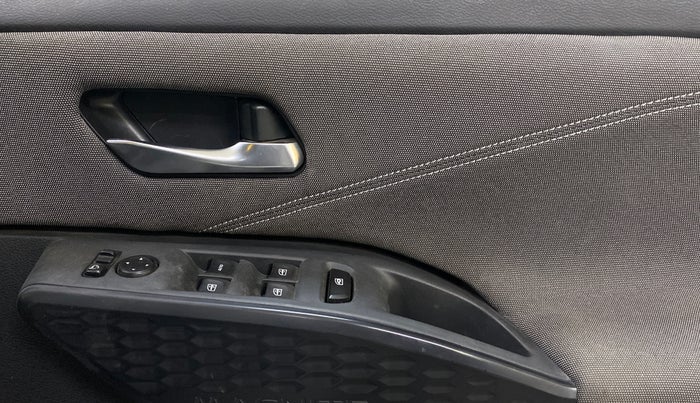 2024 Nissan MAGNITE N-Connecta B4D 1.0 Petrol AMT Dual Tone, Petrol, Automatic, 16,035 km, Driver Side Door Panels Control