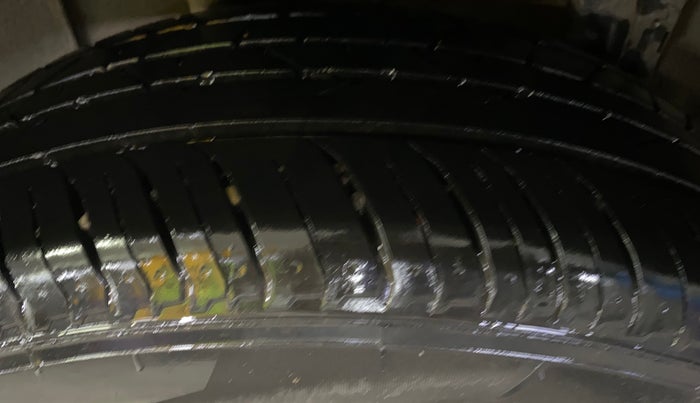 2024 Nissan MAGNITE N-Connecta B4D 1.0 Petrol AMT Dual Tone, Petrol, Automatic, 16,035 km, Right Rear Tyre Tread