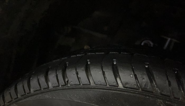 2015 Honda Brio VX MT, Petrol, Manual, 93,935 km, Left Front Tyre Tread