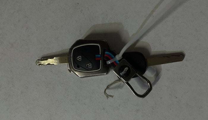 2015 Honda Brio VX MT, Petrol, Manual, 93,935 km, Key Close Up