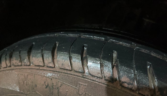 2015 Honda Brio VX MT, Petrol, Manual, 93,935 km, Right Front Tyre Tread