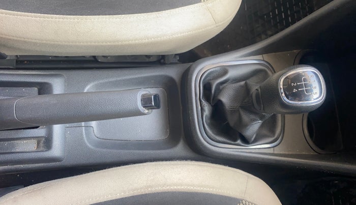 2017 Skoda Rapid 1.6 MPI ACTIVE, Petrol, Manual, 67,939 km, Gear Lever