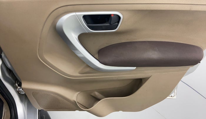 2016 Mahindra TUV300 T8 AT, Diesel, Automatic, 98,590 km, Driver Side Door Panel Controls