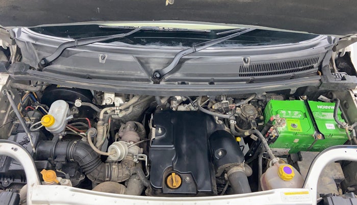 2016 Mahindra TUV300 T8 AT, Diesel, Automatic, 98,590 km, Engine Bonet View