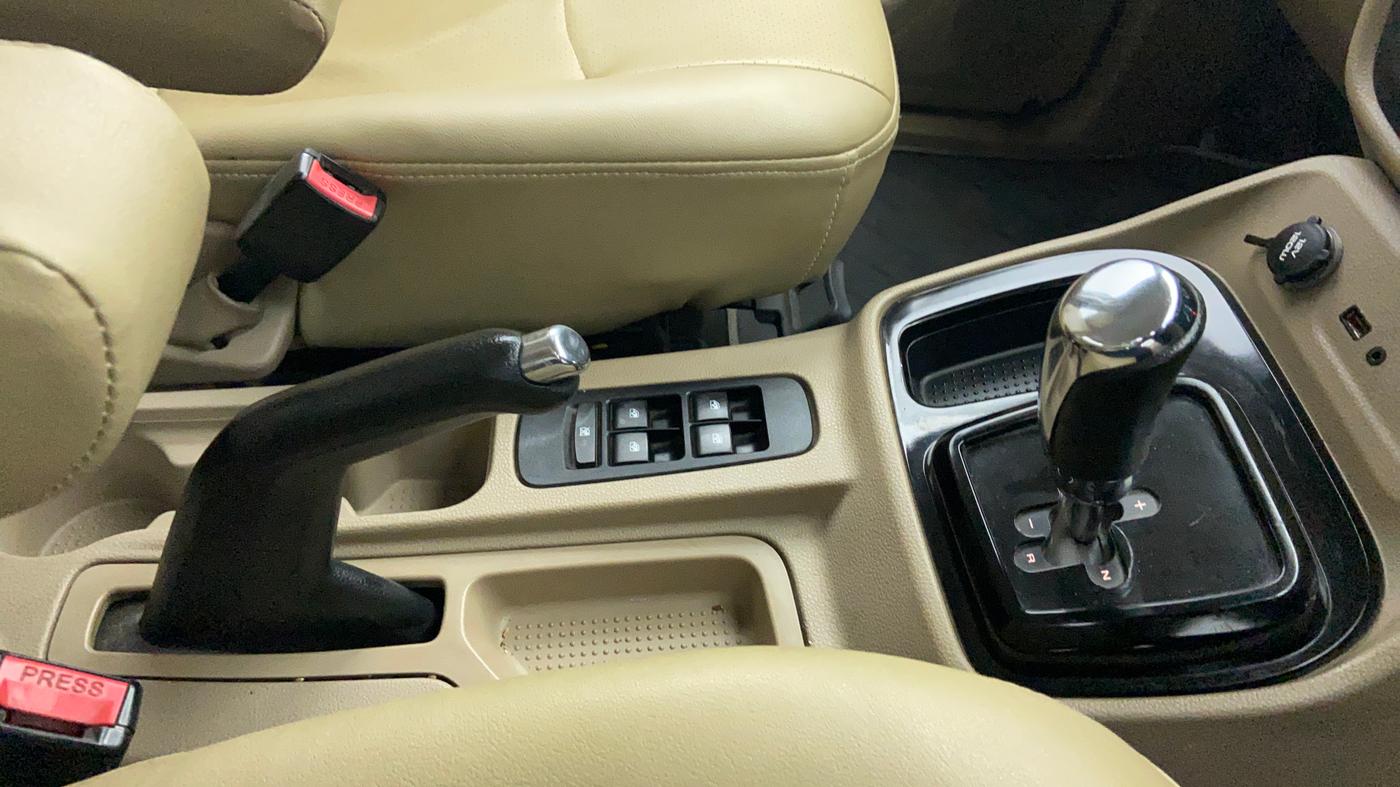 2016 Mahindra TUV300 T8 AT, Diesel, Automatic, 98,590 km, Gear Lever