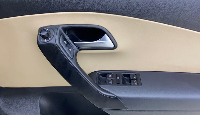 2016 Volkswagen Polo HIGHLINE 1.0L, Petrol, Manual, 58,567 km, Driver Side Door Panels Control