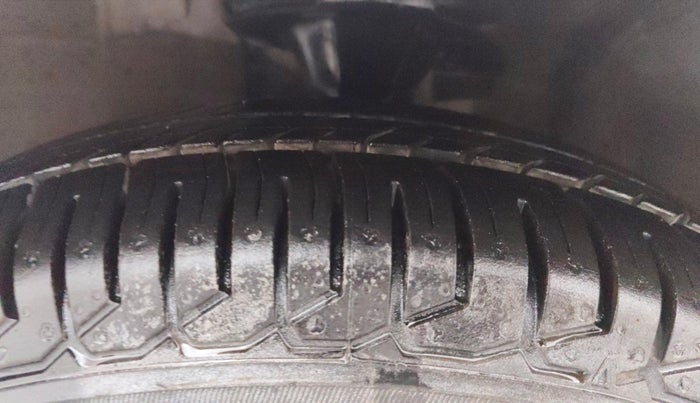 2015 Hyundai i10 SPORTZ 1.1, Petrol, Manual, 23,803 km, Left Front Tyre Tread