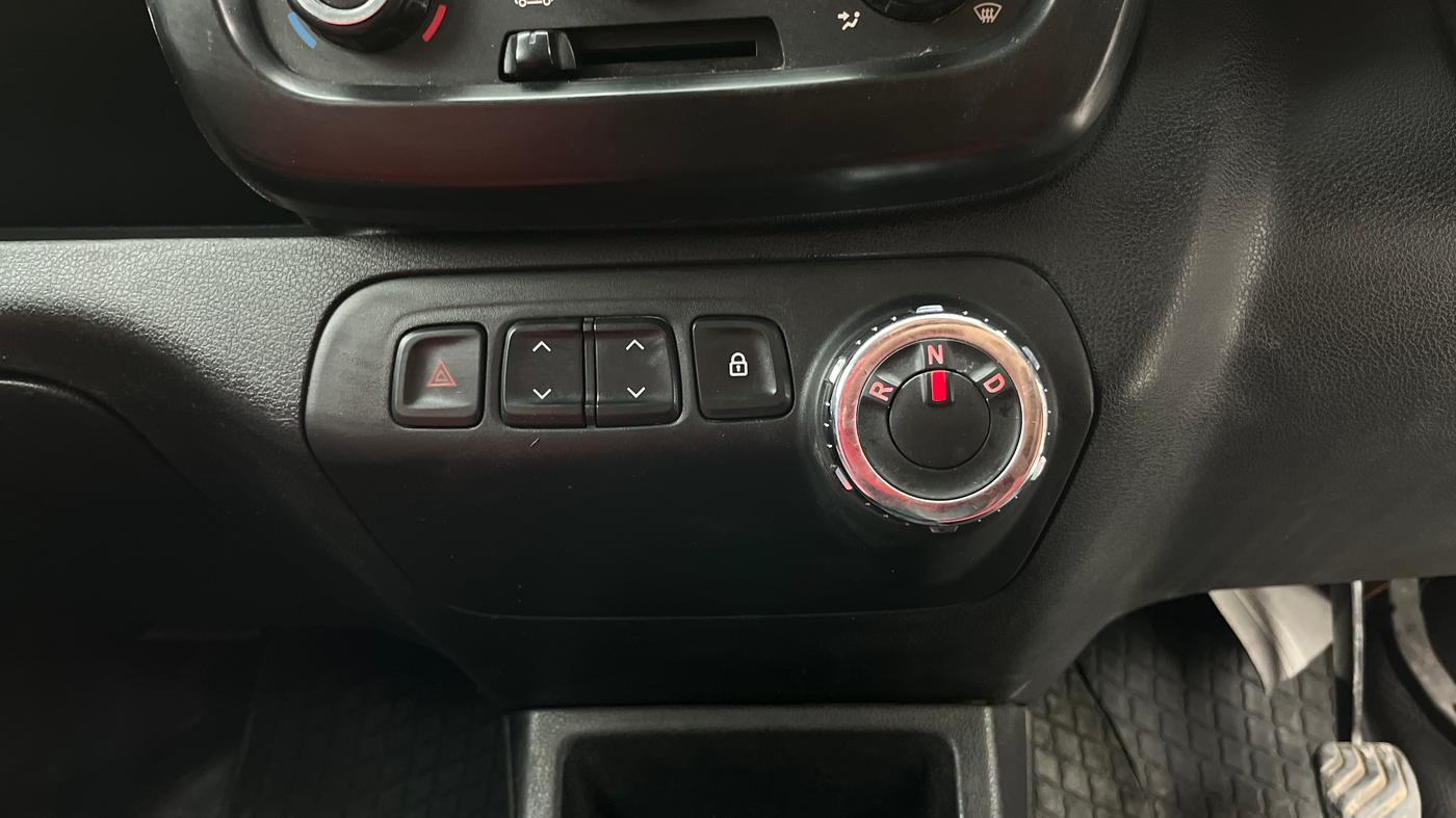 2017 Renault Kwid RXT 1.0 AMT, Petrol, Automatic, 67,692 km, Gear Lever