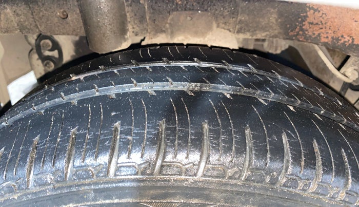 2017 Mahindra Kuv100 K6 6 STR, Petrol, Manual, 27,723 km, Right Rear Tyre Tread