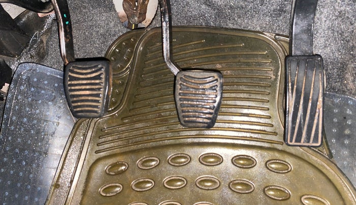 2017 Mahindra Kuv100 K6 6 STR, Petrol, Manual, 27,723 km, Pedals