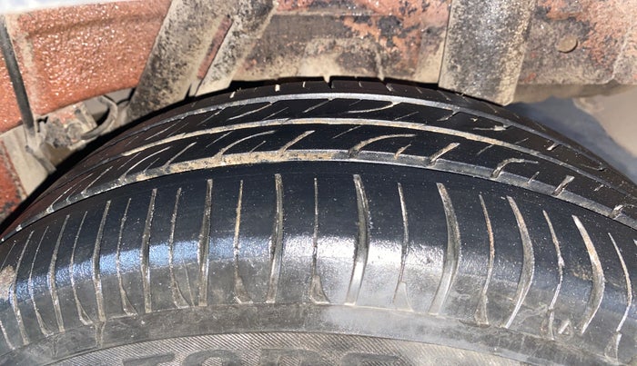 2017 Mahindra Kuv100 K6 6 STR, Petrol, Manual, 27,723 km, Left Rear Tyre Tread