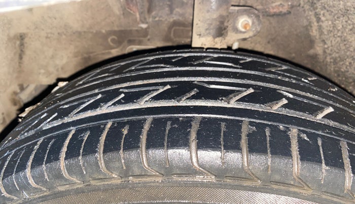 2017 Mahindra Kuv100 K6 6 STR, Petrol, Manual, 27,723 km, Left Front Tyre Tread