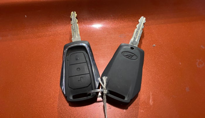 2017 Mahindra Kuv100 K6 6 STR, Petrol, Manual, 27,723 km, Key Close Up