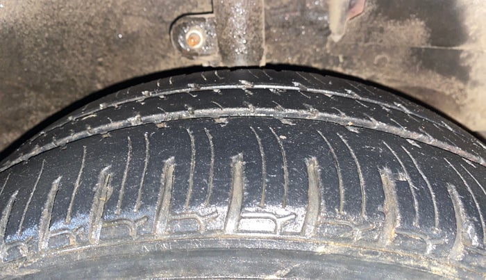 2017 Mahindra Kuv100 K6 6 STR, Petrol, Manual, 27,723 km, Right Front Tyre Tread