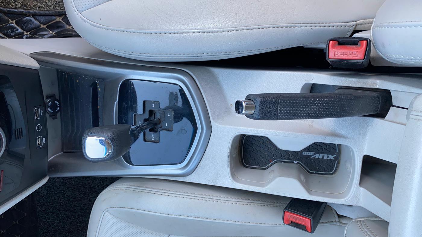 2022 Mahindra XUV300 W8 (O) 1.2 PETROL AMT, Petrol, Automatic, 36,068 km, Gear Lever