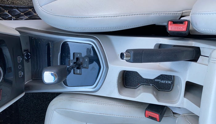 2022 Mahindra XUV300 W8 (O) 1.2 PETROL AMT, Petrol, Automatic, 36,068 km, Gear Lever