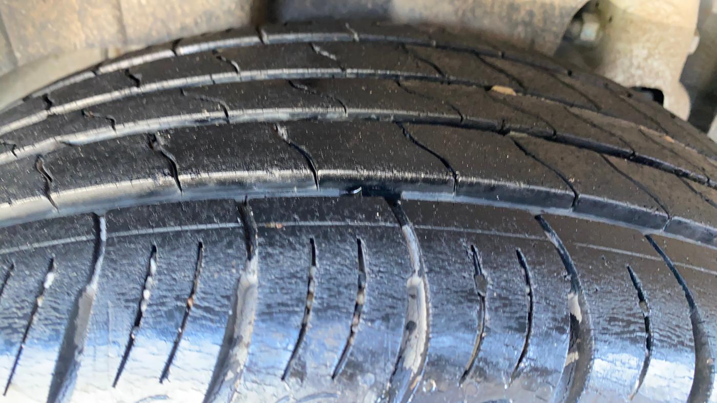 2022 Mahindra XUV300 W8 (O) 1.2 PETROL AMT, Petrol, Automatic, 36,068 km, Right Rear Tyre Tread