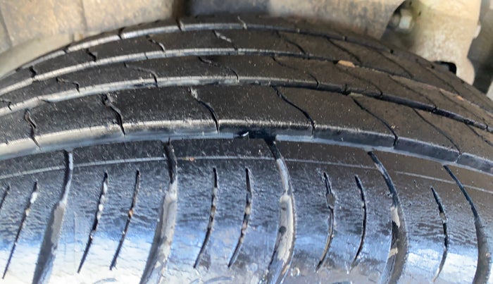 2022 Mahindra XUV300 W8 (O) 1.2 PETROL AMT, Petrol, Automatic, 36,068 km, Right Rear Tyre Tread