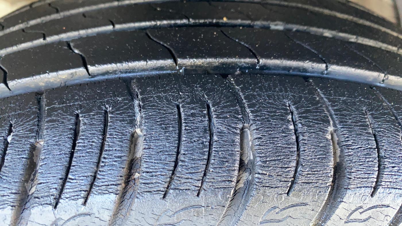 2022 Mahindra XUV300 W8 (O) 1.2 PETROL AMT, Petrol, Automatic, 36,068 km, Left Front Tyre Tread