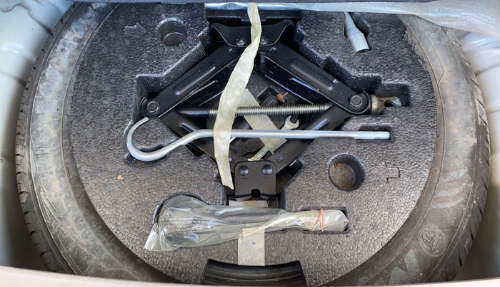 2022 Mahindra XUV300 W8 (O) 1.2 PETROL AMT, Petrol, Automatic, 36,068 km, Spare Tyre