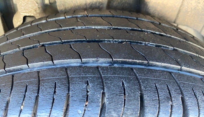 2022 Mahindra XUV300 W8 (O) 1.2 PETROL AMT, Petrol, Automatic, 36,068 km, Left Rear Tyre Tread