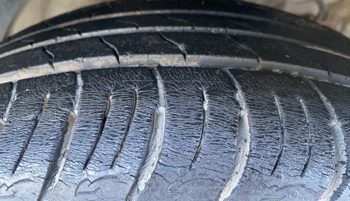 2022 Mahindra XUV300 W8 (O) 1.2 PETROL AMT, Petrol, Automatic, 36,068 km, Right Front Tyre Tread