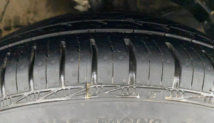 2018 Maruti Swift VXI D, Petrol, Manual, 56,409 km, Right Front Tyre Tread