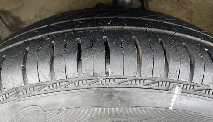 2013 Maruti Ritz VXI BS IV, Petrol, Manual, 56,890 km, Left Front Tyre Tread