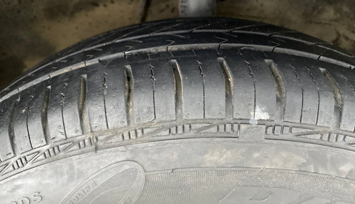2013 Maruti Ritz VXI BS IV, Petrol, Manual, 56,890 km, Right Front Tyre Tread