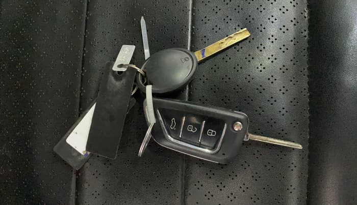 2023 Tata PUNCH PURE MT, CNG, Manual, 34,553 km, Key Close Up