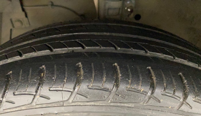 2014 Maruti Ertiga ZDI, Diesel, Manual, 70,327 km, Left Front Tyre Tread