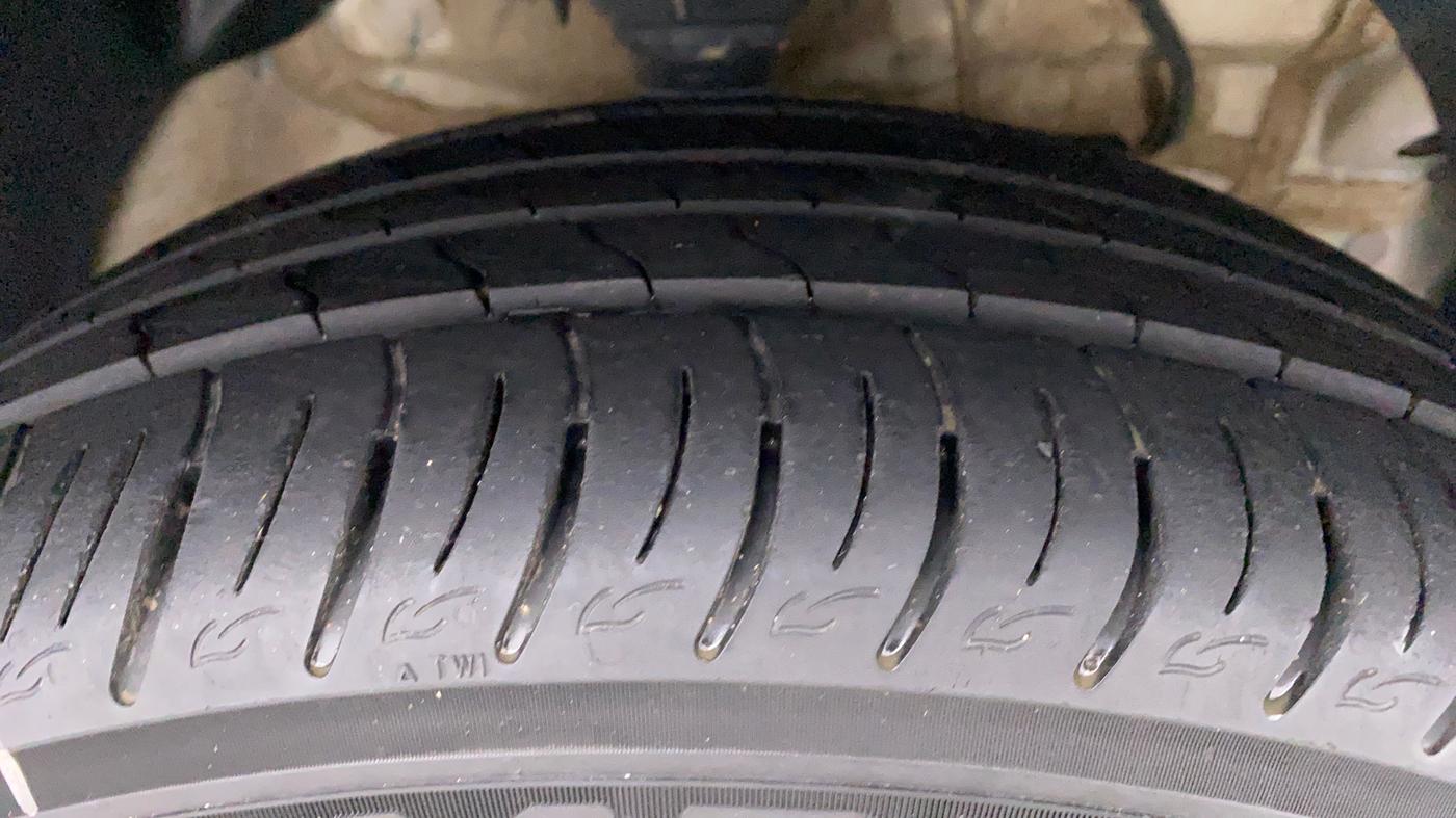 2021 Mahindra XUV300 1.2 W8 OPT, Petrol, Manual, 13,215 km, Right Front Tyre Tread