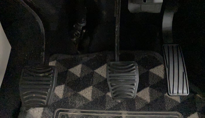 2021 Mahindra XUV300 1.2 W8 OPT, Petrol, Manual, 13,215 km, Pedals