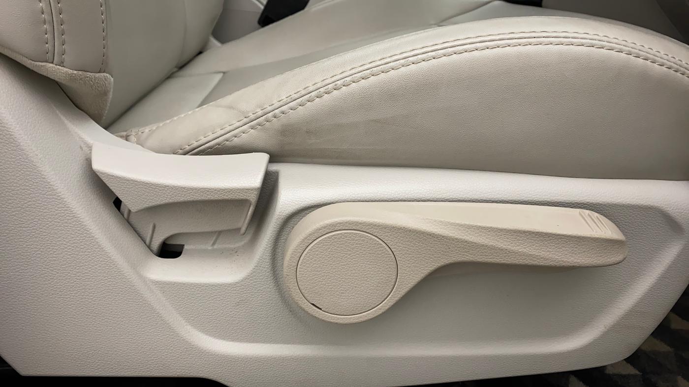 2021 Mahindra XUV300 1.2 W8 OPT, Petrol, Manual, 13,215 km, Driver Side Adjustment Panel