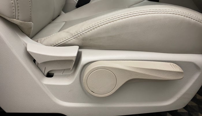 2021 Mahindra XUV300 1.2 W8 OPT, Petrol, Manual, 13,215 km, Driver Side Adjustment Panel
