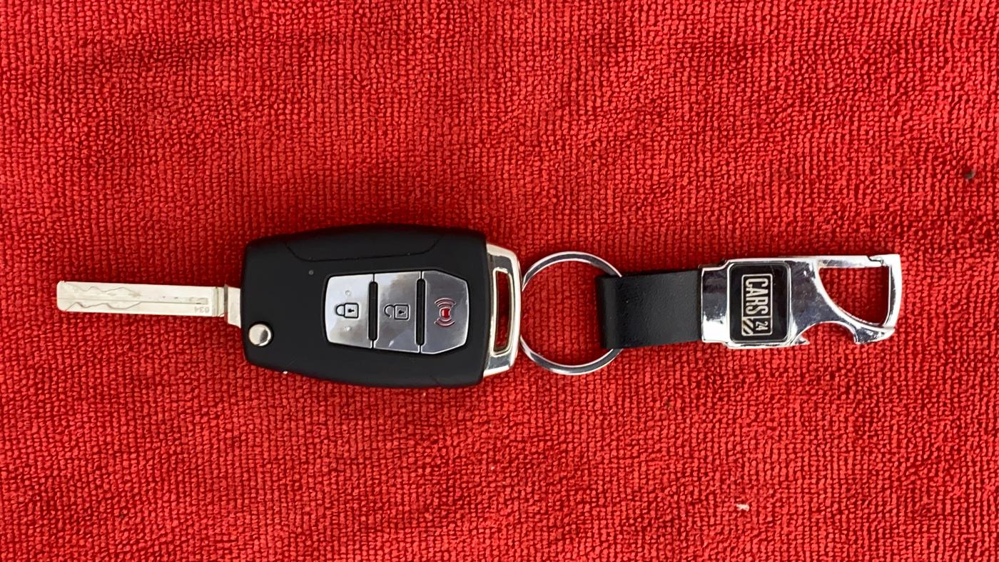 2021 Mahindra XUV300 1.2 W8 OPT, Petrol, Manual, 13,215 km, Key Close Up