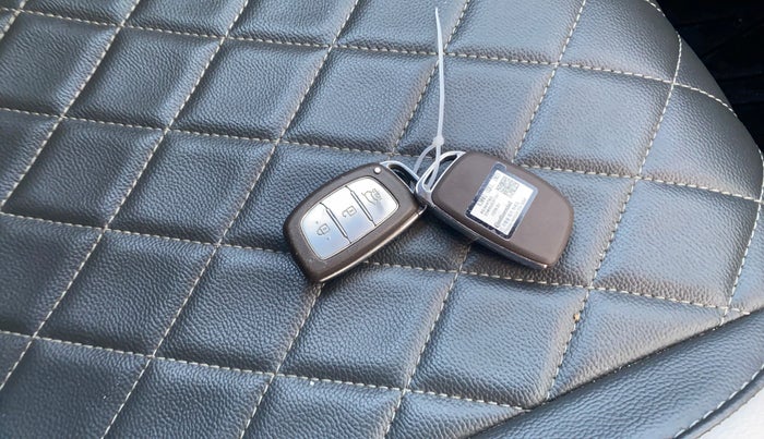 2024 Hyundai VENUE SX 1.2 PETROL, CNG, Manual, 31,232 km, Key Close Up