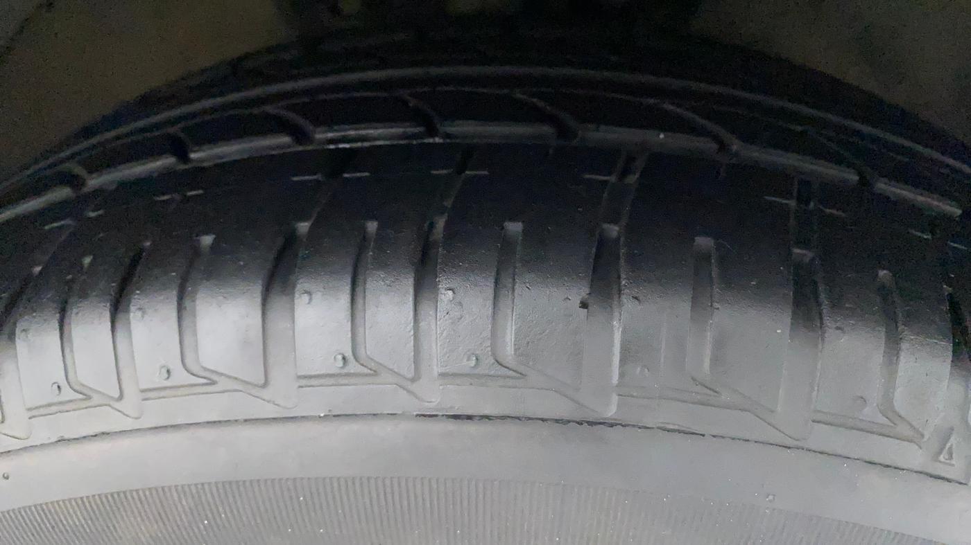 2015 Volkswagen Vento HIGHLINE 1.6 MPI, Petrol, Manual, 76,528 km, Right Front Tyre Tread
