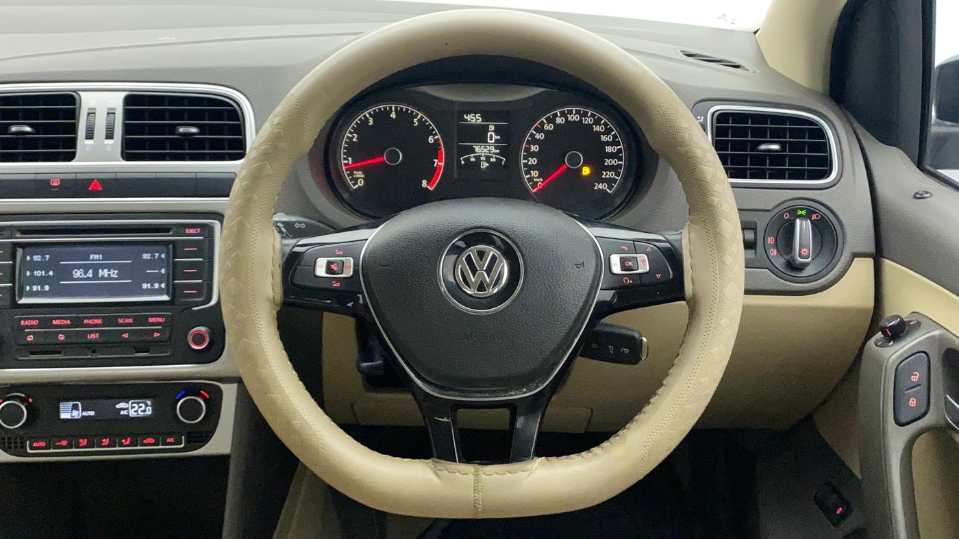 2015 Volkswagen Vento HIGHLINE 1.6 MPI, Petrol, Manual, 76,528 km, Steering Wheel Close Up