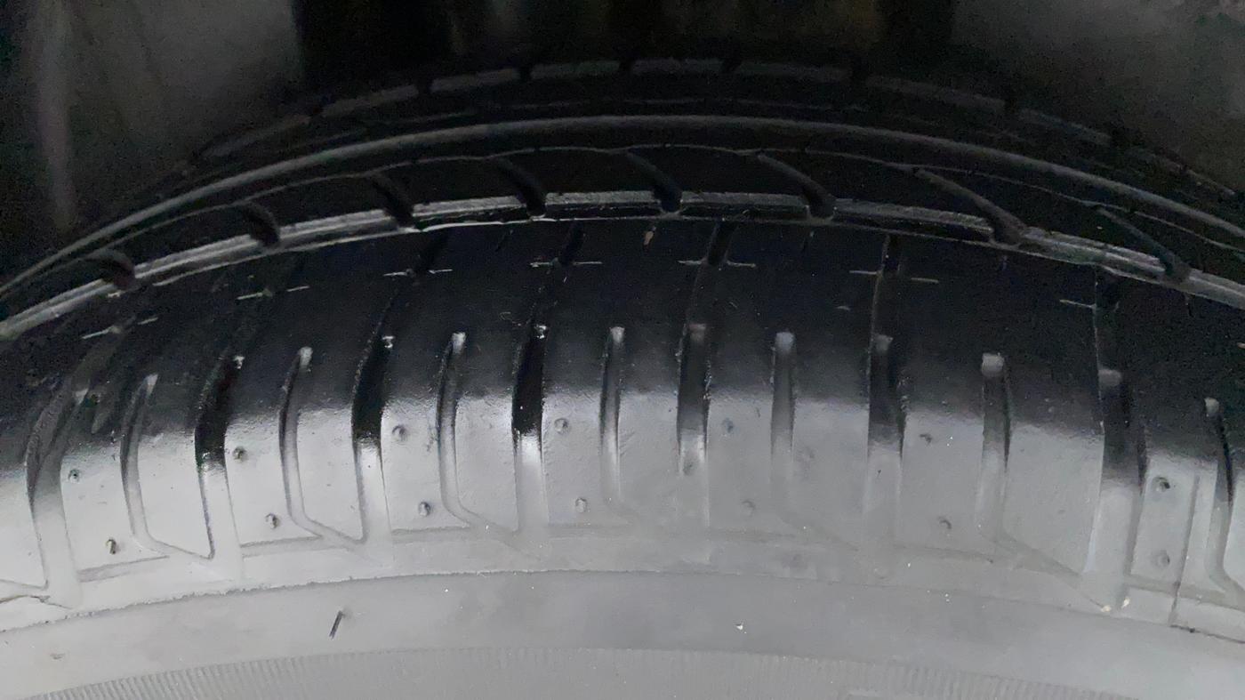 2015 Volkswagen Vento HIGHLINE 1.6 MPI, Petrol, Manual, 76,528 km, Right Rear Tyre Tread