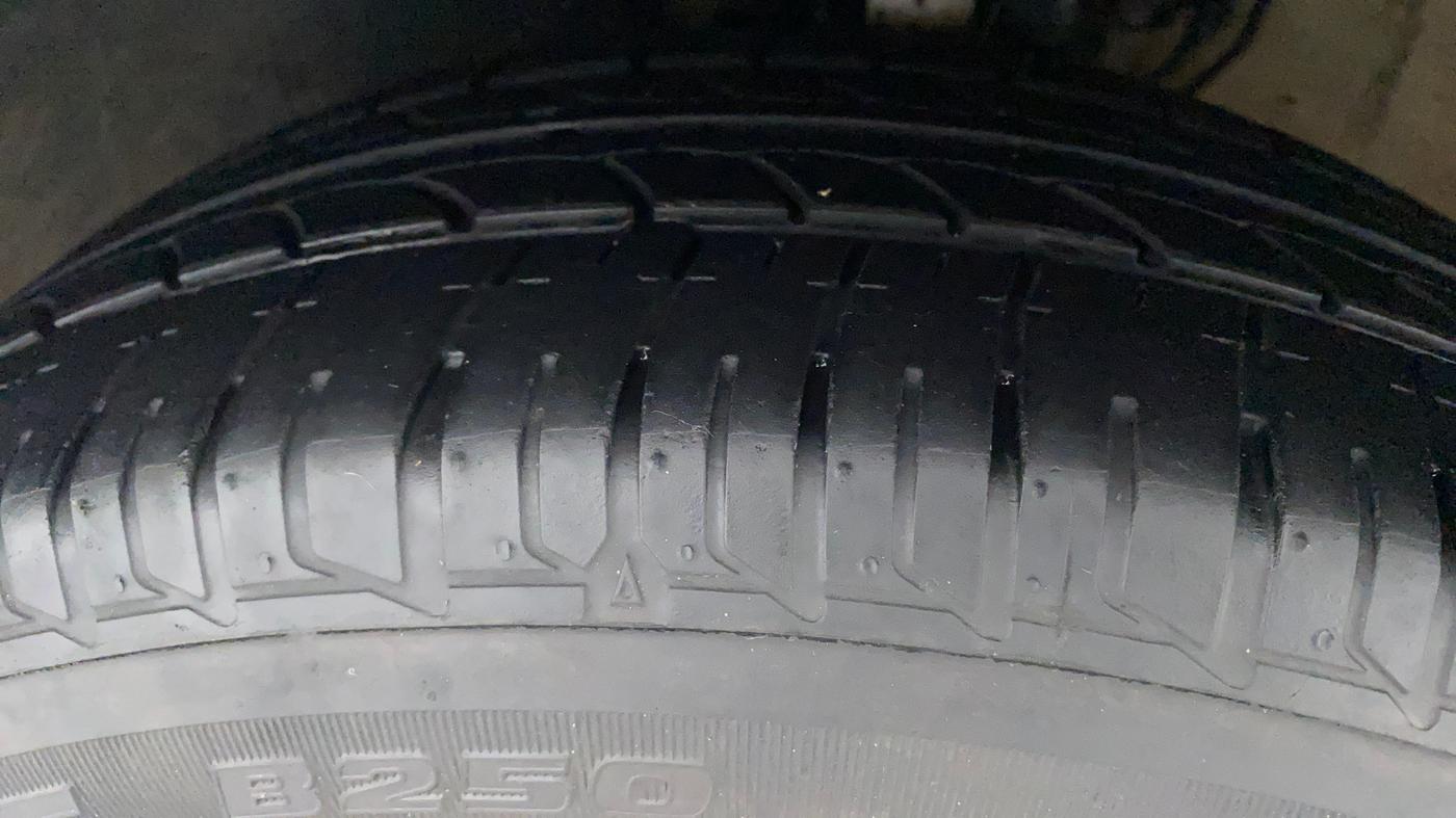 2015 Volkswagen Vento HIGHLINE 1.6 MPI, Petrol, Manual, 76,528 km, Left Front Tyre Tread