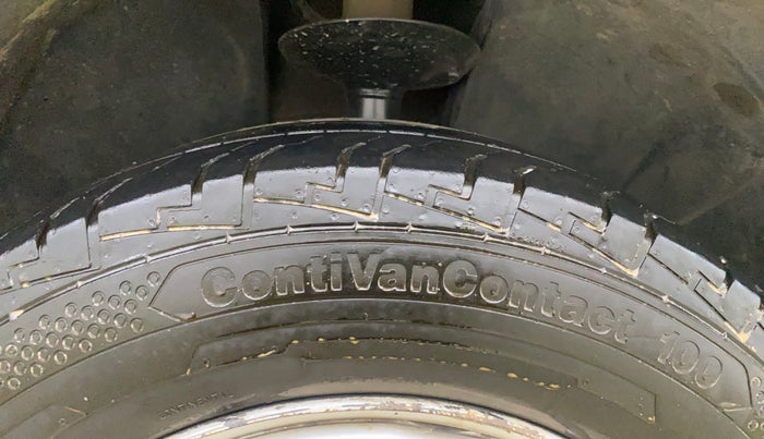 2013 Renault Duster 85 PS RXE DIESEL, Diesel, Manual, 1,00,493 km, Right Front Tyre Tread