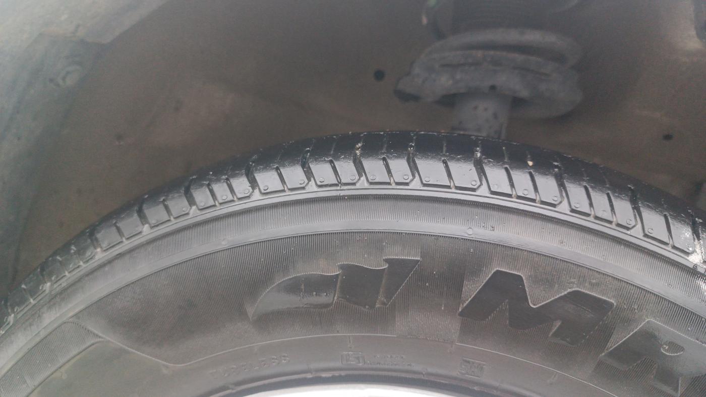 2014 Maruti Swift VXI, Petrol, Manual, 1,19,088 km, Right Front Tyre Tread